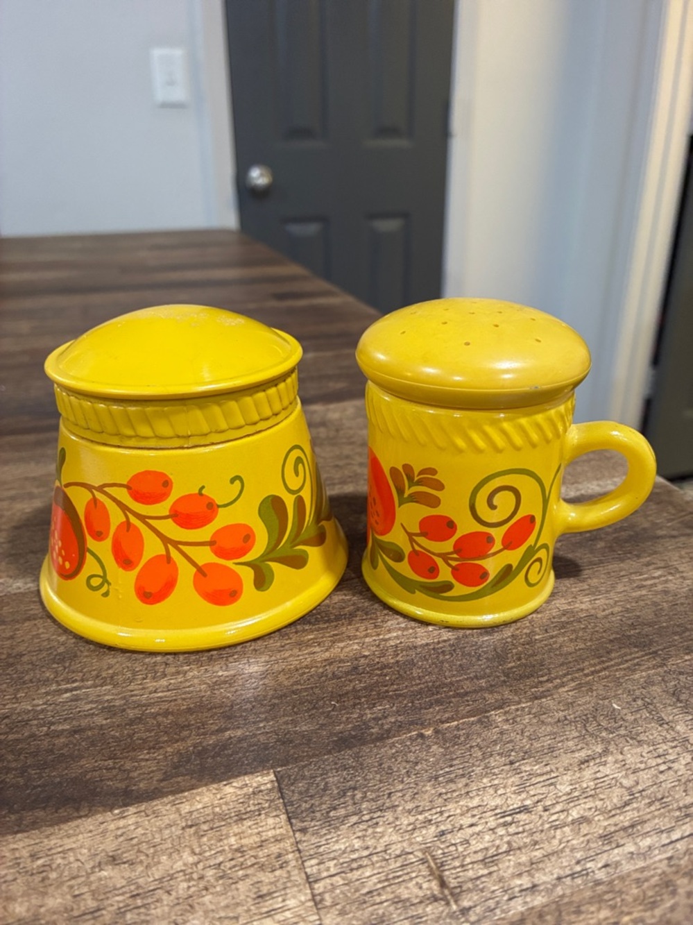 Avon Pennsylvania Dutch glass collectible set